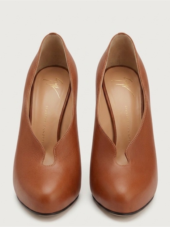 Giuseppe Zanotti Shoes - Giuseppe Zanotti Tan Leather V-Cut Cognac Almond Toe Pumps
Italy 39.5 / 9.5
